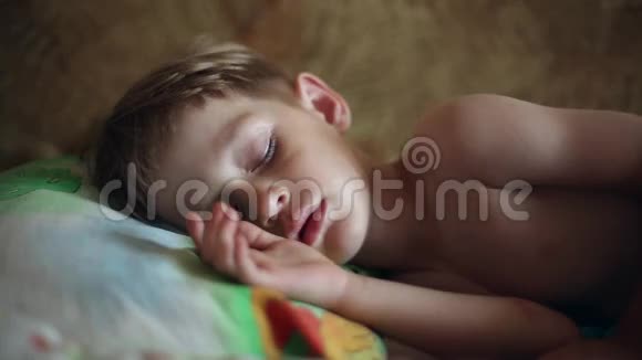 小男孩睡着了他醒来伸展身体视频的预览图