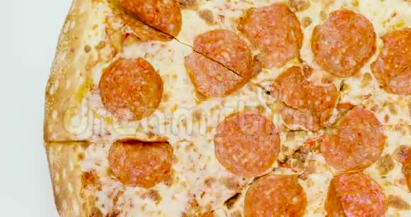 意大利香肠比萨饼围绕着它的轴线旋转视频的预览图