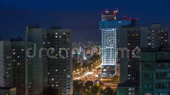 夜晚莫斯科城市景观从屋顶时间推移晚上的住宅楼屋顶的夜景视频的预览图
