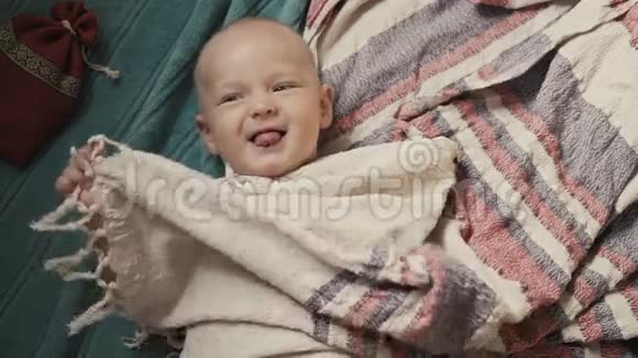 美丽的表情可爱的快乐的可爱的笑着的婴儿的脸露出舌头视频的预览图