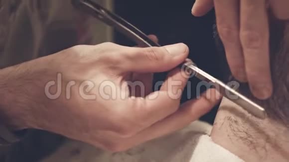 剃刀刮胡子湿刮胡子男士发型理发师视频的预览图