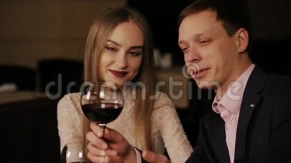一对夫妇在餐馆喝红藤视频的预览图