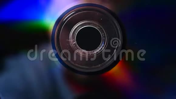 黑色背景下的彩虹激光光盘视频的预览图