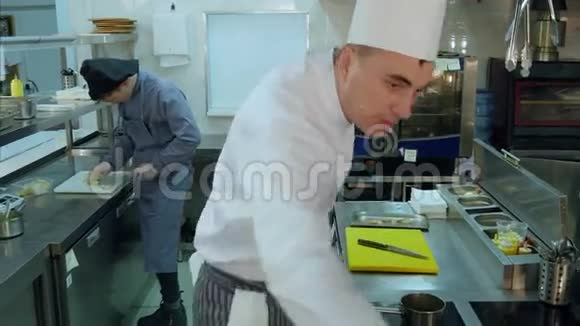 厨师实习生切柠檬厨师喷虾视频的预览图