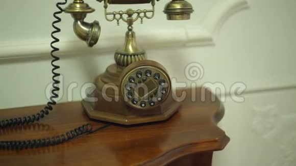 走廊桌上摆着古董老式电话视频的预览图