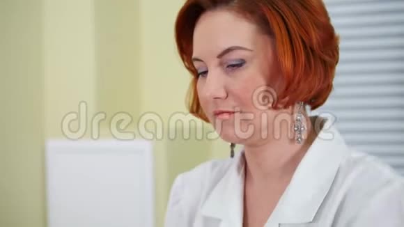 美容诊所面部按摩治疗一位女医生给她按摩脸部视频的预览图