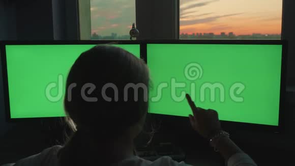 金发少女指指点点在粉红色背景下的绿色大屏幕显示器前抓住他的头视频的预览图