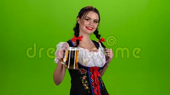 穿着巴伐利亚服装的女人在皮卡里带着一杯啤酒跳舞绿色屏幕视频的预览图