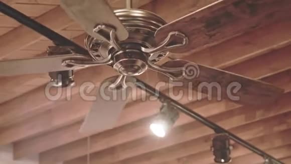 木屋顶的吊扇木制屋顶背景冷却风扇视频的预览图