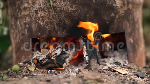 在燃烧木头的火炉中舞动火焰视频的预览图