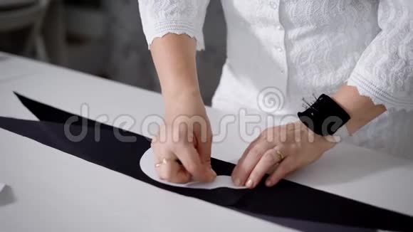女裁缝通过钉纸图案在组织上制作图案视频的预览图