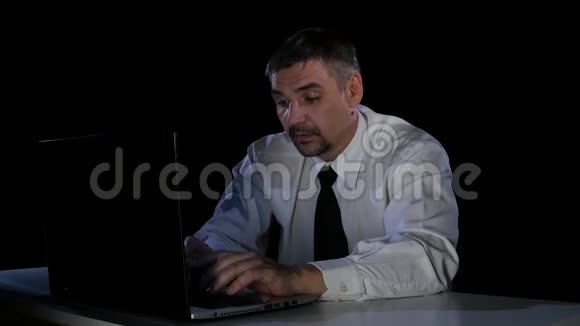 男人恳求在网上聊天中询问他的对话者情感工作室视频的预览图