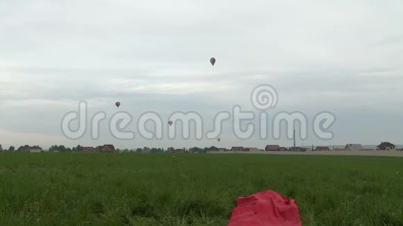 热气球飞过田野和农舍视频的预览图