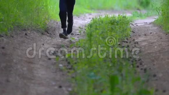 运动鞋和运动裤中的人腿正在加速和加速一个人正沿着公寓奔跑视频的预览图