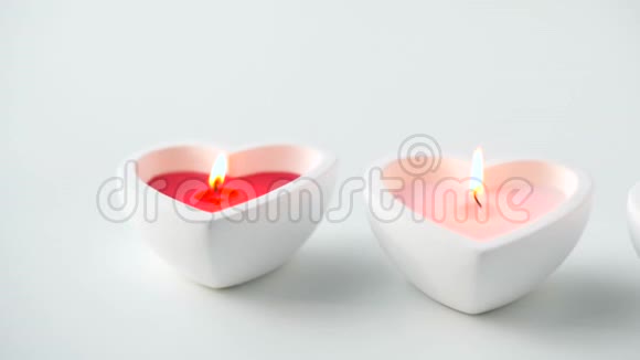 心型蜡烛在情人节燃烧视频的预览图