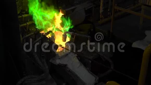 冶金生产熔化的金属正在从炉子里浇注热液体是非常危险的视频的预览图