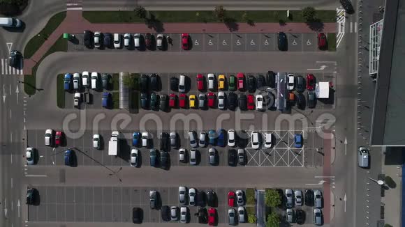 超市停车场的鸟瞰图视频的预览图