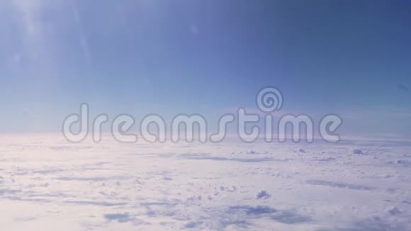 从飞机窗外天空中的白云从窗外的飞机在蓝天白云中观看天堂视频的预览图