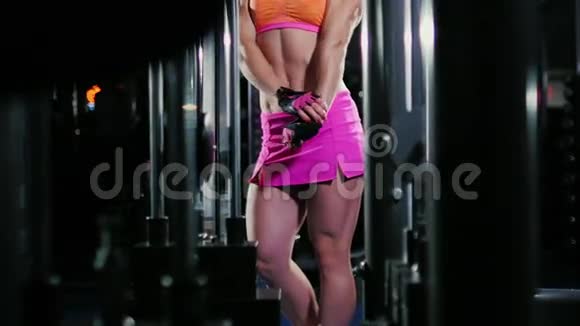 职业健美运动员展示手臂肌肉视频的预览图