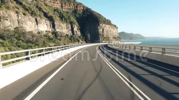 海崖桥沿海大桥围绕海岸线和海岸弯曲坚固的海岸线视频的预览图
