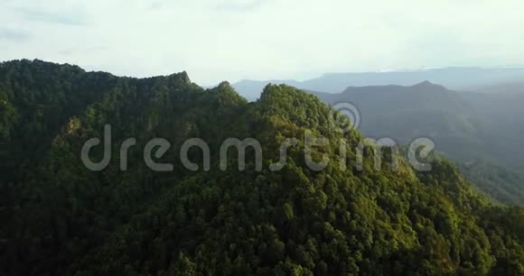 无人机俯瞰山脉飞越群山三叉戟山视频的预览图