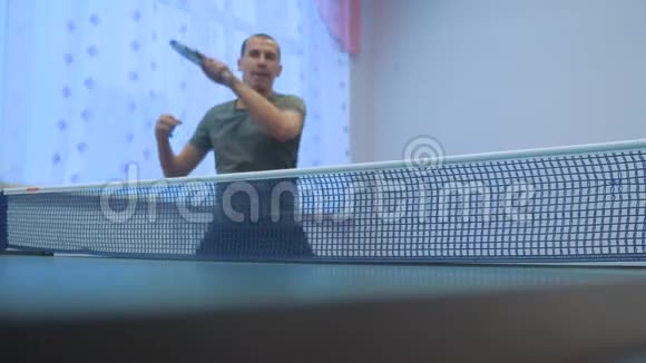 乒乓球正手概念慢动作视频模糊焦点男子乒乓球运动训练视频的预览图