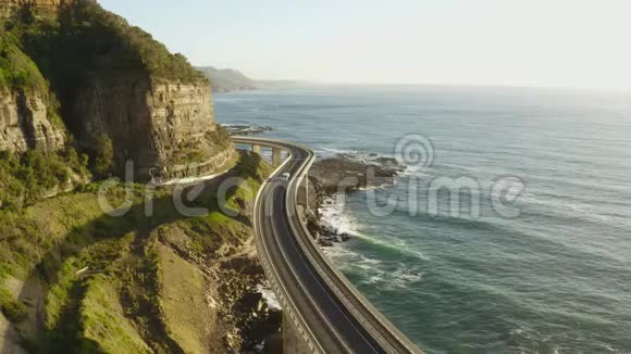 海崖桥沿海大桥围绕海岸线和海岸弯曲坚固的海岸线视频的预览图