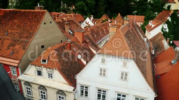 奥地利格拉茨古城钟楼上有录像机的房屋的瓦屋顶视频的预览图