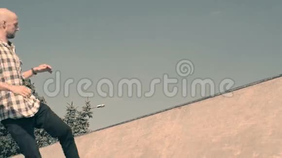 一个滑板运动员在空坡道上踩着滑板时不顾重力视频的预览图