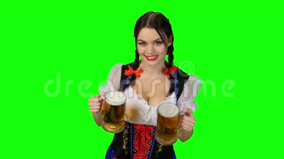 穿着巴伐利亚服装的女孩手里拿着啤酒杯绿色屏幕视频的预览图