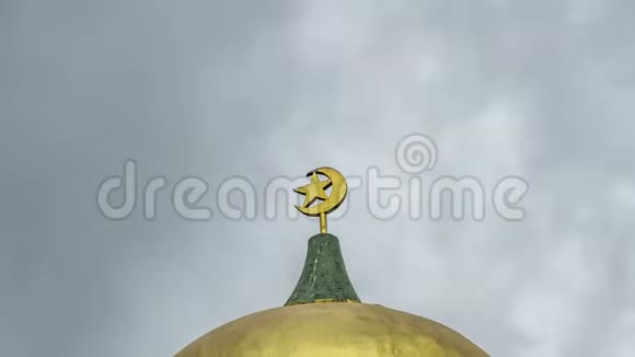 伊斯兰清真寺尖塔上金月的时间推移雷雨背景下的穆斯林象征视频的预览图
