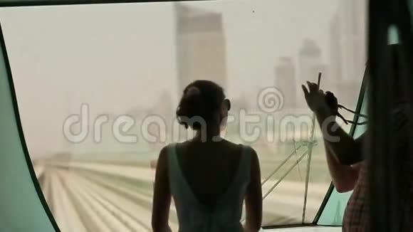 情侣乘坐迪拜地铁的火车拍照视频的预览图