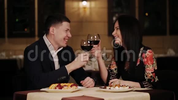 美丽的年轻夫妇正喝着酒在餐馆里谈笑风生视频的预览图