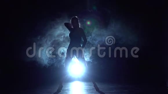 拉丁风格的跳舞女孩在阴霾中慢动作视频的预览图