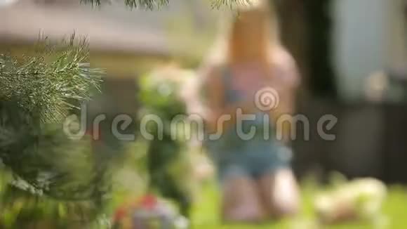 夏日阳光灿烂的节日回忆少女微笑着在绿色的魔法草地上享受鲜花装饰视频的预览图