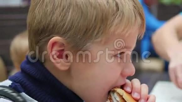 这孩子在快餐店里吃鸡皮疙瘩视频的预览图