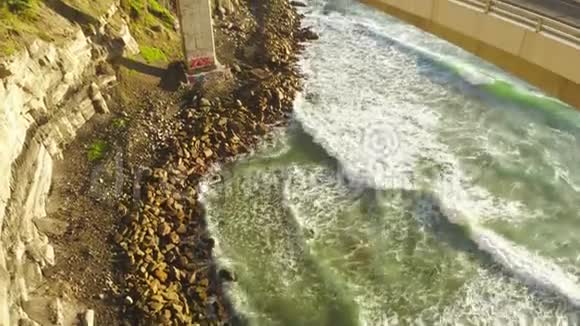 海崖桥沿海大桥围绕海岸线和海岸弯曲坚固的海岸线视频的预览图