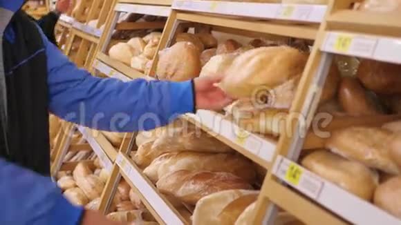男人在超市里挑选新鲜的烘焙食品视频的预览图