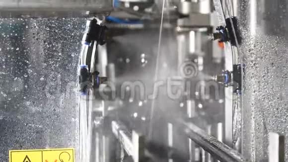啤酒厂啤酒装瓶技术生产线在工厂里一排空棕色的瓶子搬动传送带的瓶子视频的预览图