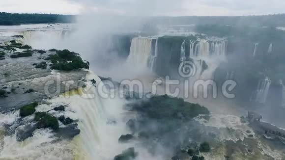 伊瓜苏瀑布大溪流的景观什维列夫视频的预览图