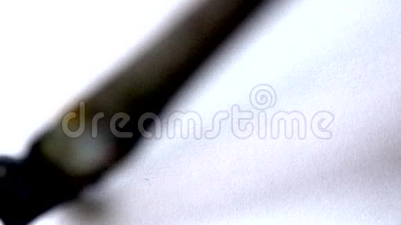 用毛笔在白纸上涂抹黑色油漆用刷子画画视频的预览图