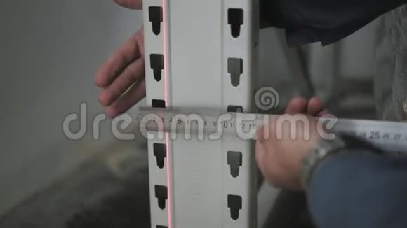 男性的手与精密测量工具工程师对储存近距离射束进行测量视频的预览图