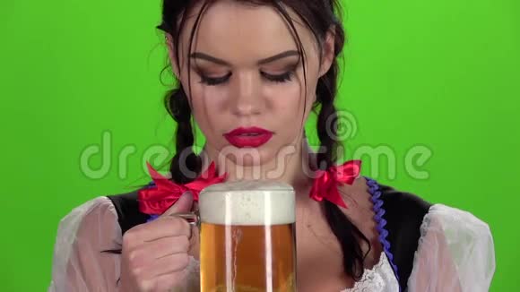 戴着啤酒眼镜的女孩咬着他的嘴唇慢动作视频的预览图