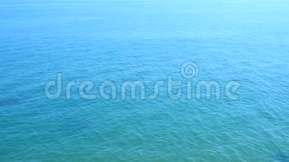 平静的海洋背景蓝色水与小波浪4K视频的预览图