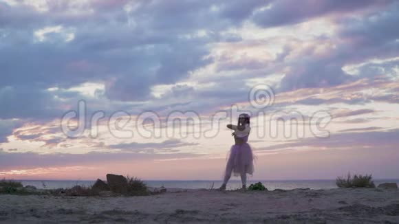 性感的年轻女子穿着粉红色的裙子在河岸上跳舞一个甜美女孩的舞蹈视频的预览图