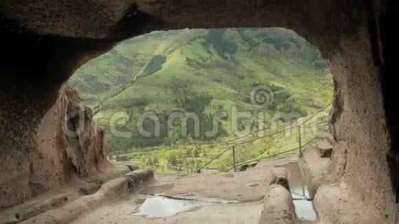 从瓦齐亚洞窟修道院看复杂的岩石雕刻山里的洞穴小镇视频的预览图