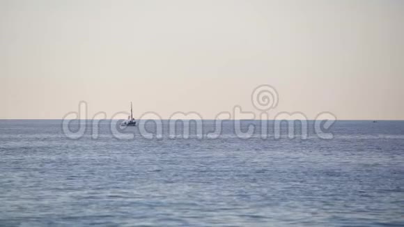 大海孤独的卡拉布利克漂浮在波浪上视频的预览图