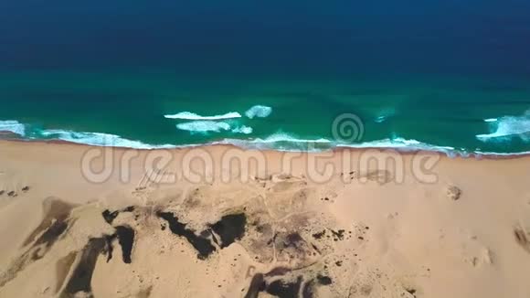 沙滩和绿松石海视频的预览图