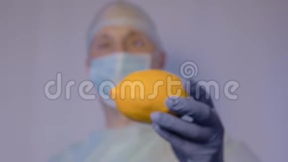 医生出示一个柠檬这是治疗感冒的天然药物视频的预览图