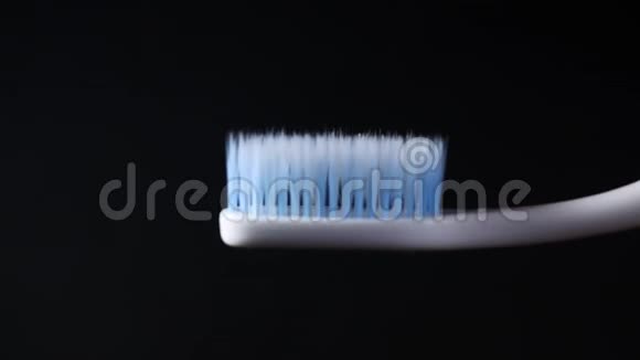 黑色背景的牙刷和牙贴视频的预览图